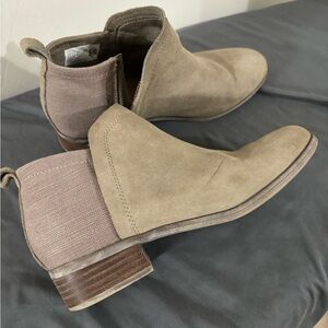 Tom’s Tan ankle boots. Size:8